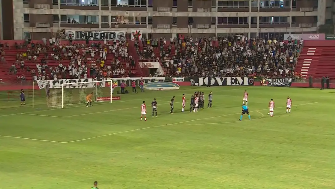 Membros de torcidas organizadas  do Botafogo-PB brigam entre si em jogo contra o Náutico