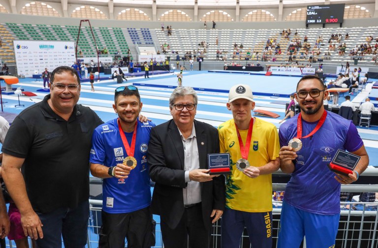 João Azevêdo entrega novo Ginásio Ronaldão, recepciona medalhistas paralímpicos e destaca investimentos no segmento esportivo