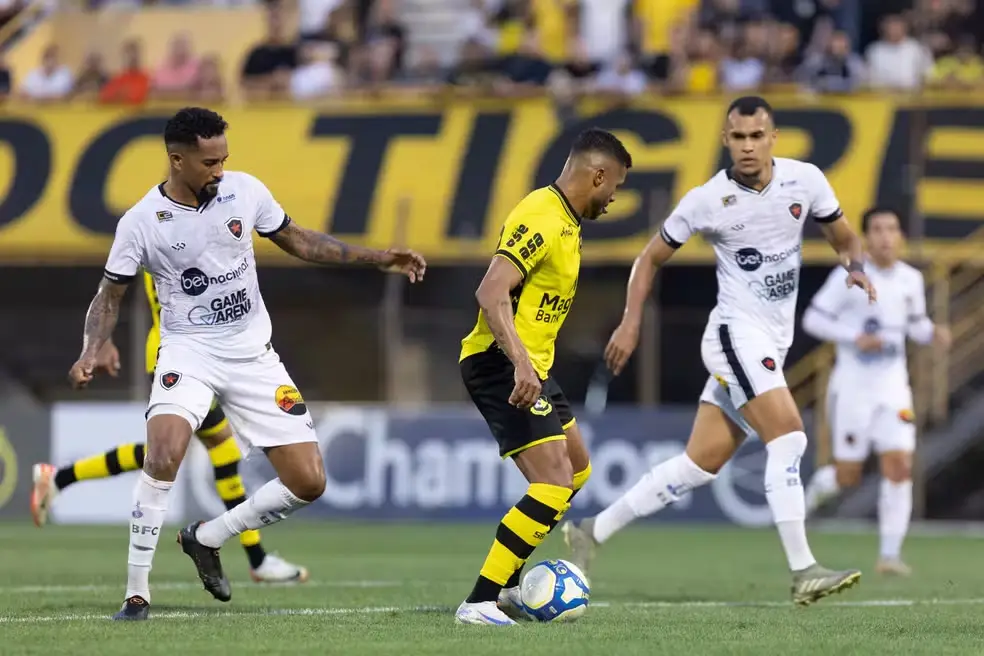 O Botafogo foi derrotado pelo São Bernardo-SP por 1 a 0, em jogo válido pela 3ª rodada do quadrangular de acesso da Série C.