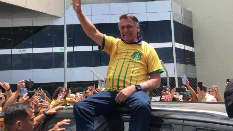 Bolsonaro é recebido por apoiadores e pelos candidatos Marcelo Queiroga e Sérgio Queiroz e inicia carreata pelas ruas de João Pessoa