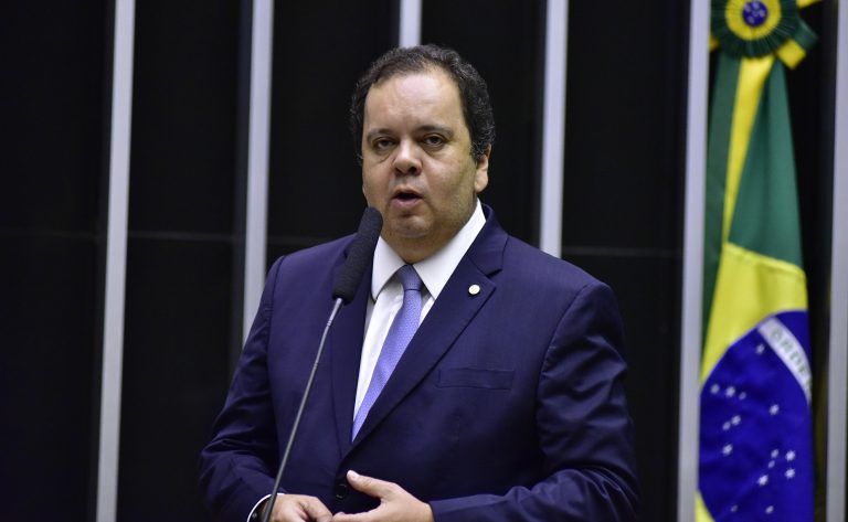 Elmar Nascimento, do União Brasil, desiste de candidatura e apoiará Hugo Motta para presidente da Câmara