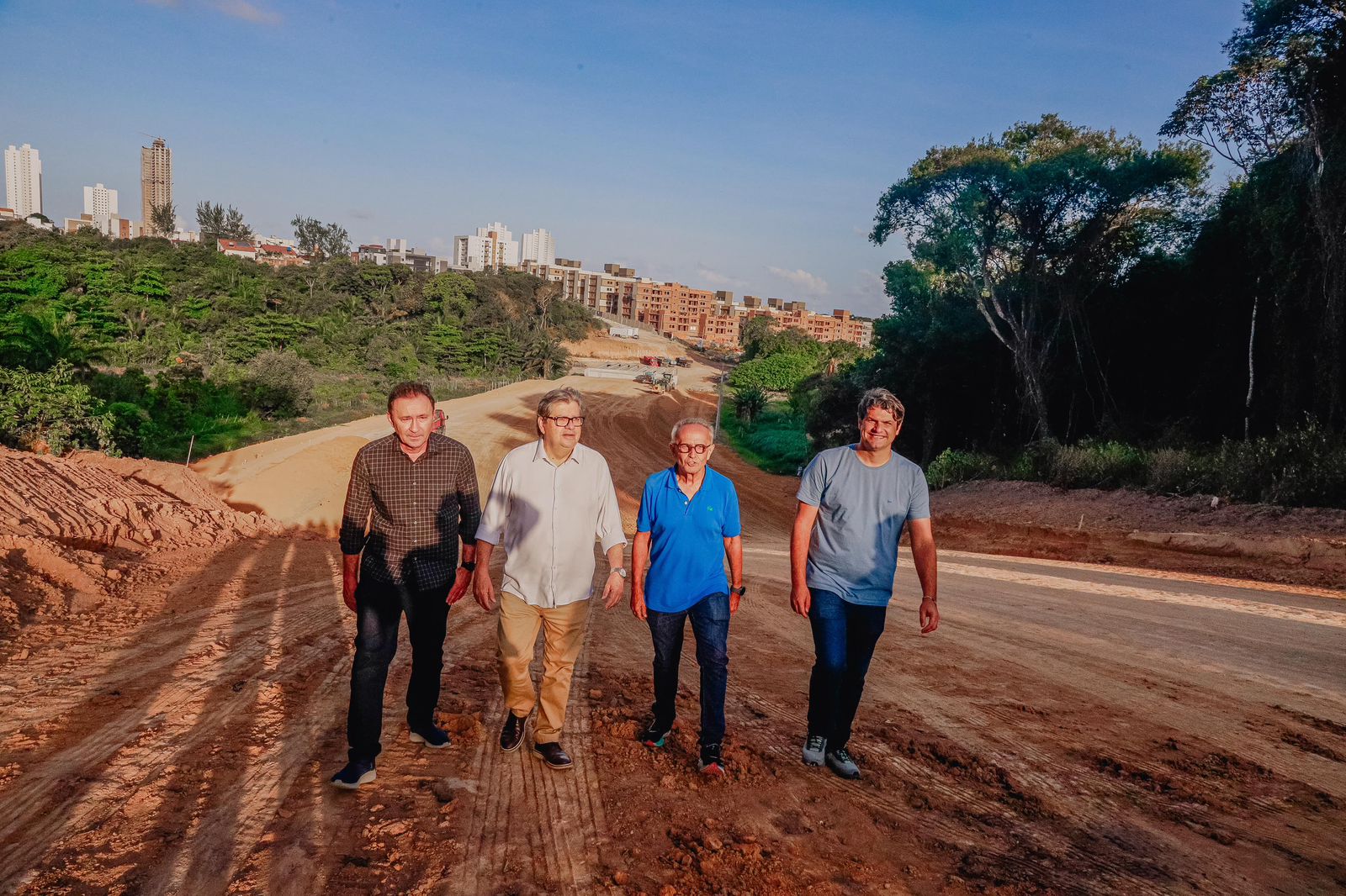 Cícero Lucena e João Azevêdo inspecionam as obras de construção de quatro viadutos na Capital