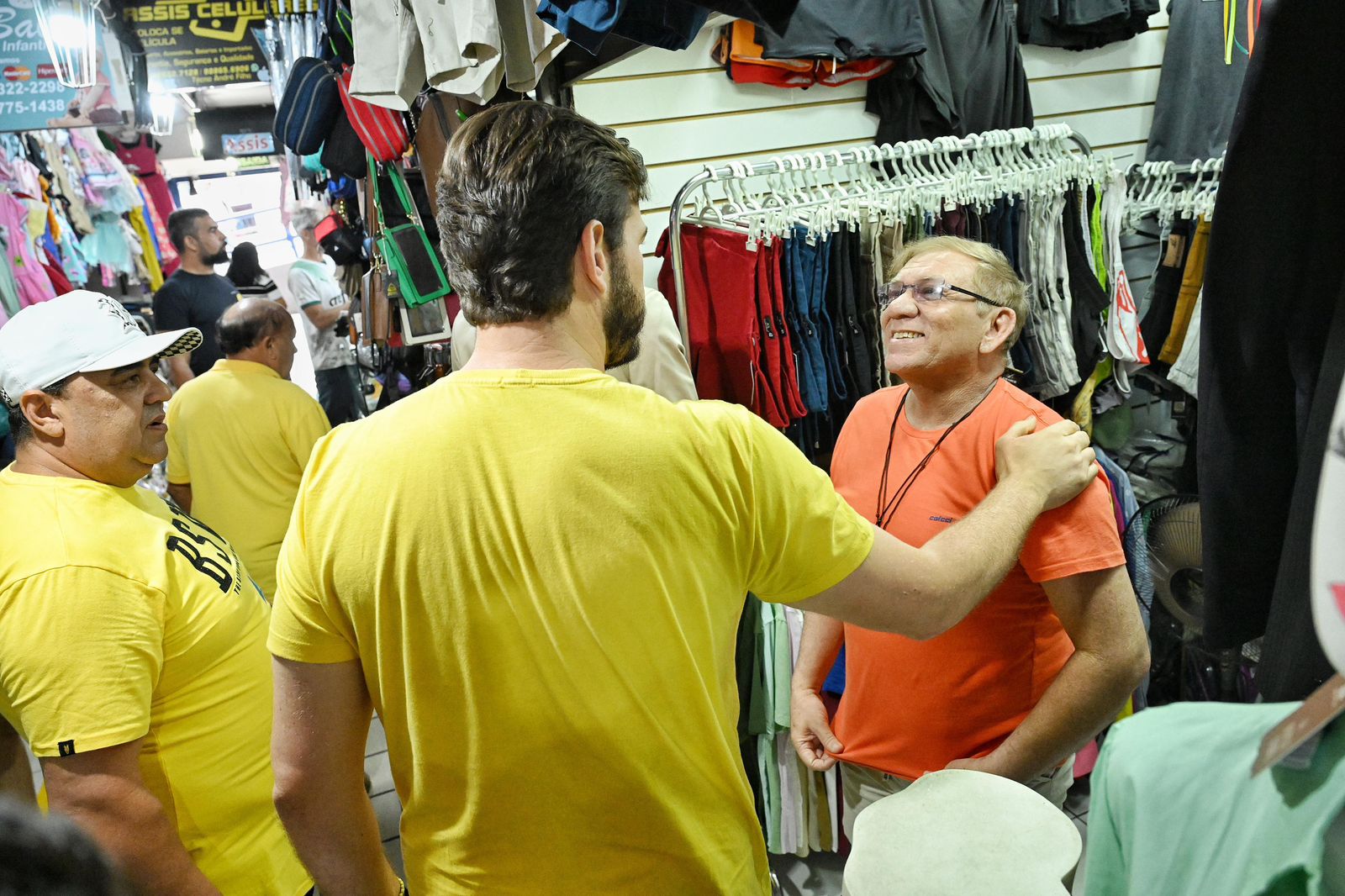 Candidato à reeleição, prefeito iniciou a semana em visita aos comerciantes do Shopping Edson Diniz, no centro de Campina Grande.