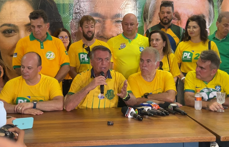 Em João Pessoa, Bolsonaro admite desconhecimento sobre a política local, evita críticas a Cícero, e acusa TSE de "pesar o dedo" nas eleições de 2022