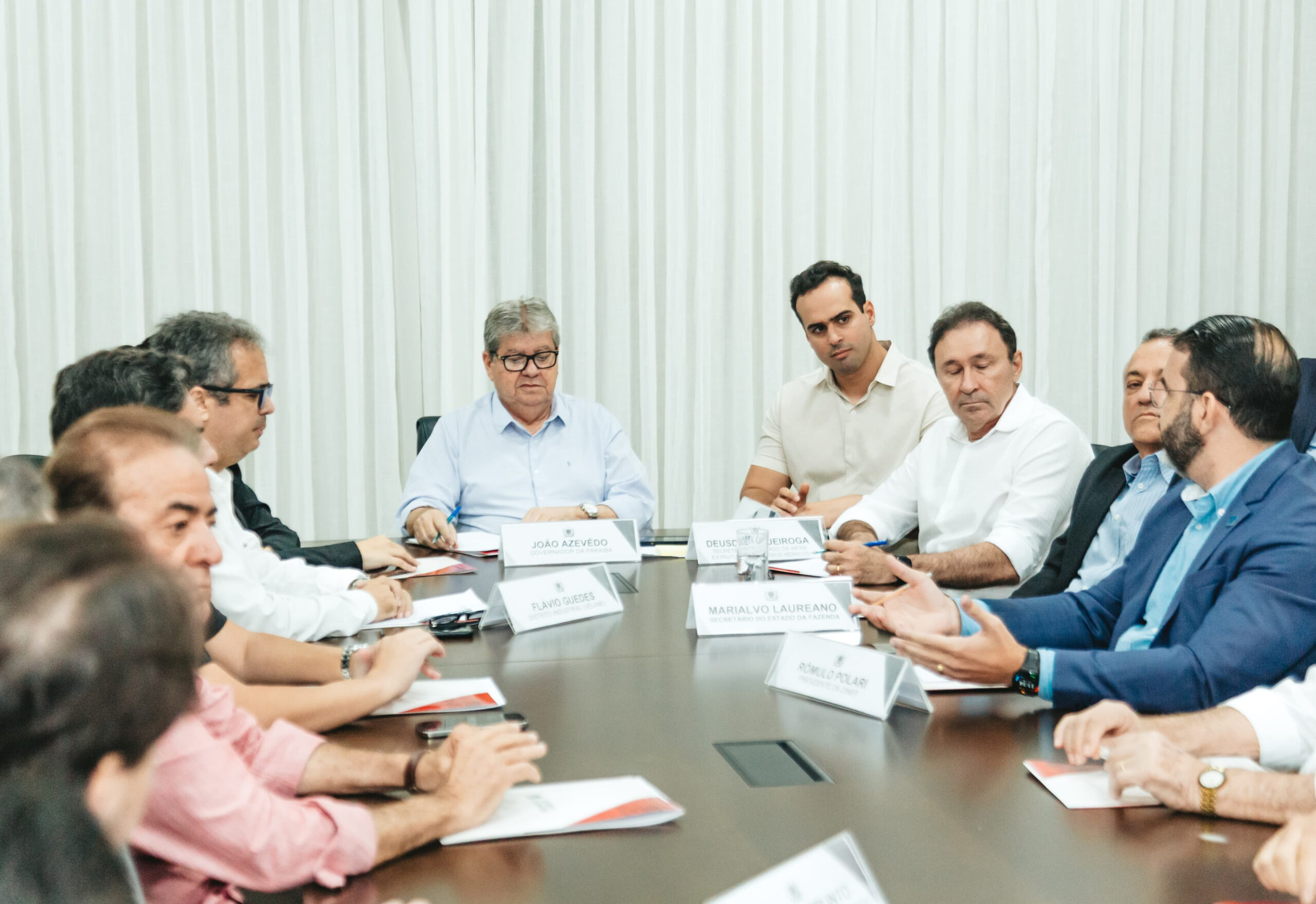 João Azevêdo se reúne com empresários de Campina Grande e define investimentos em infraestrutura nos distritos industriais