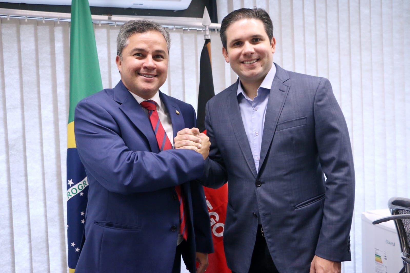 Efraim Filho defende aliança de Elmar Nascimento com Hugo Motta em reunião interna do União Brasil