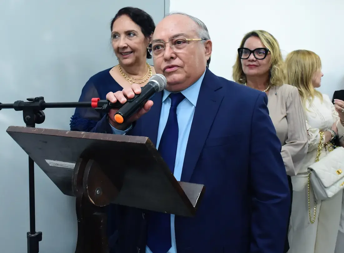 Diretor Fernando Brasilino Leite celebra entrega de melhorias no Fórum de Mangabeira