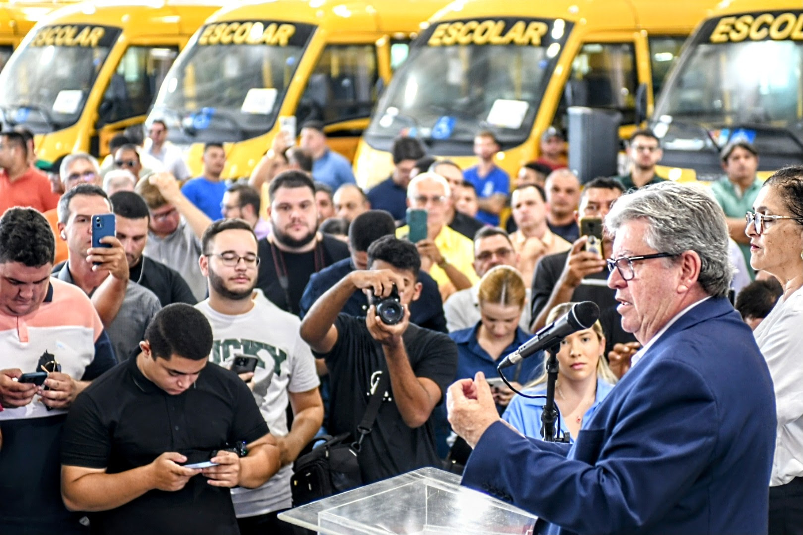 João Azevêdo entrega 113 ônibus escolares para os municípios e destaca investimentos para garantir segurança e permanência de alunos nas escolas