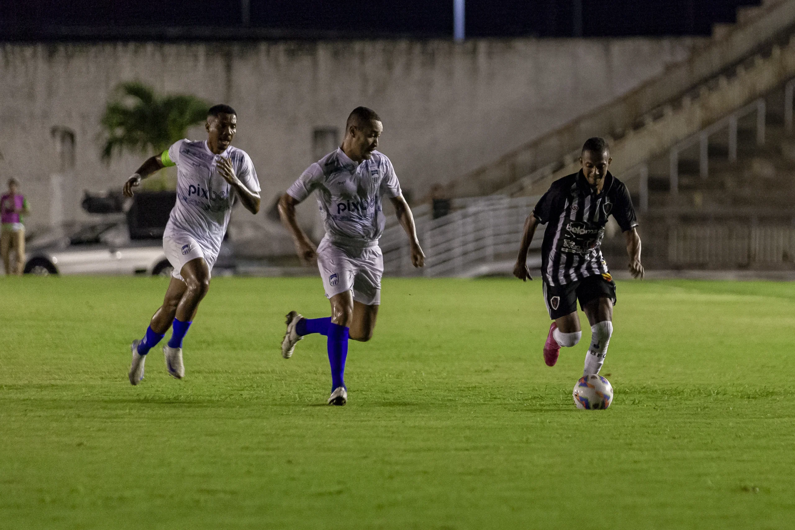 Botafogo-PB e Serra Branca fazem jogo movimentado e ficam no empate no Almeidão