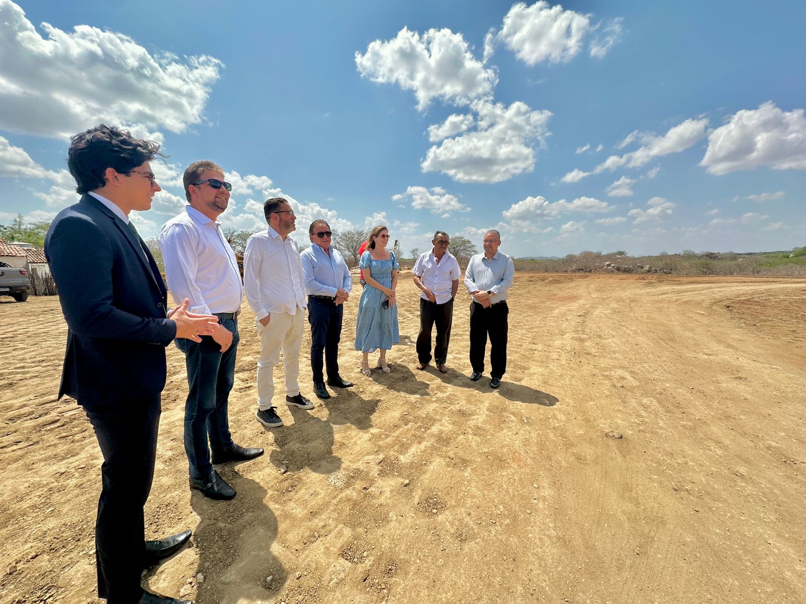 Diretoria do Hospital Napoleão Laureano recebe escritura e limpeza de terreno começa a ser realizada para início das obras de nova unidade, em Serra Branca