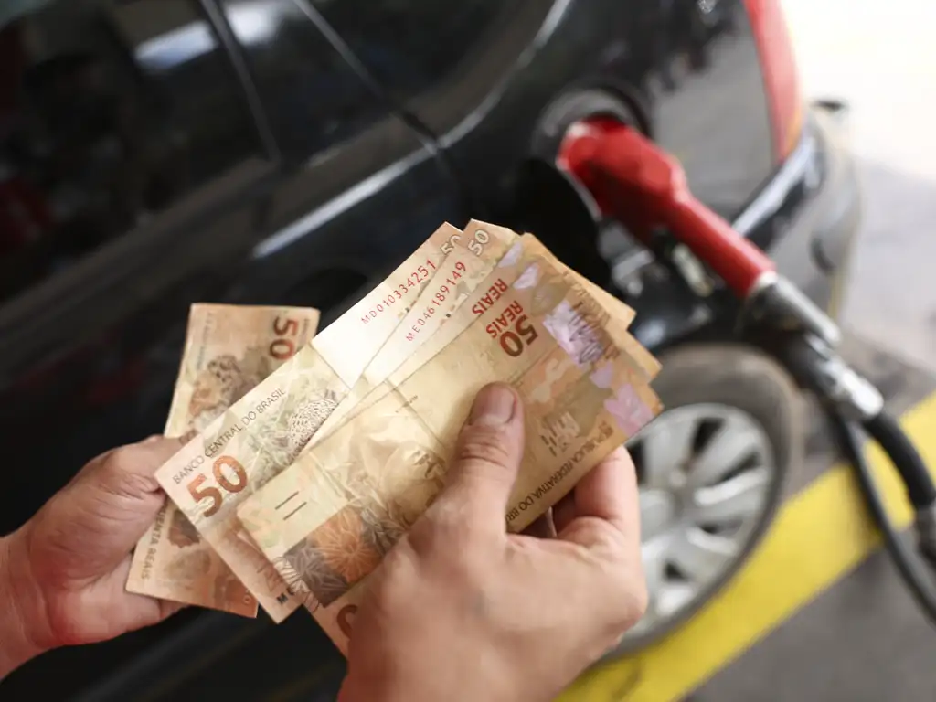 Procon já autuou 12 postos dos 73 notificados em fiscalização sobre aumento no preço da gasolina em João Pessoa