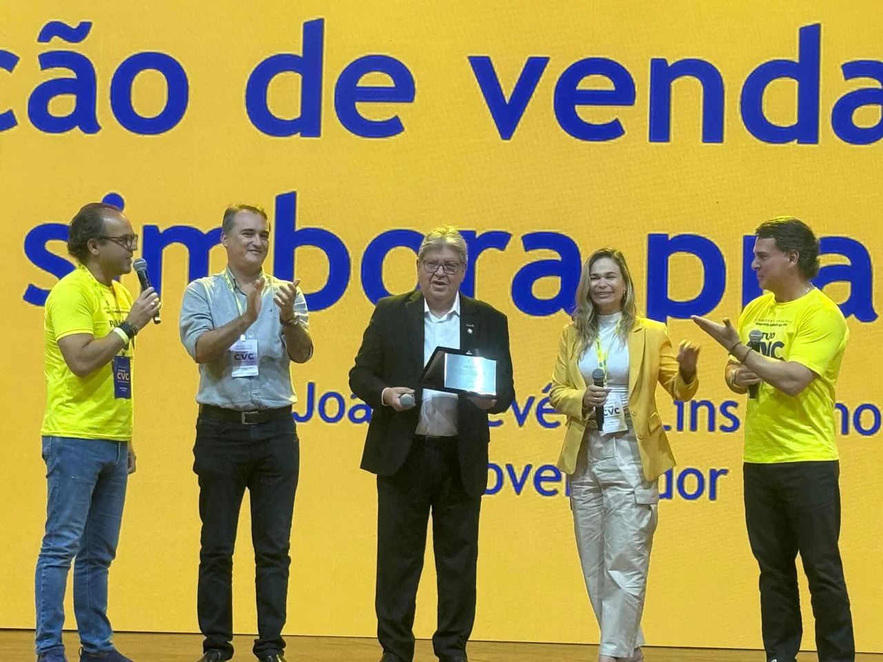 João Azevêdo recebe homenagem durante evento da CVC em reconhecimento aos investimentos no turismo