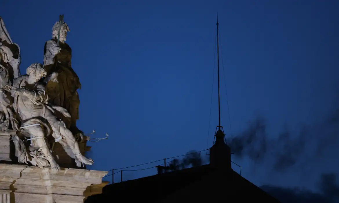 Primeiro dia de conclave termina com 'fumaça preta'; cardeais ainda não escolheram novo papa