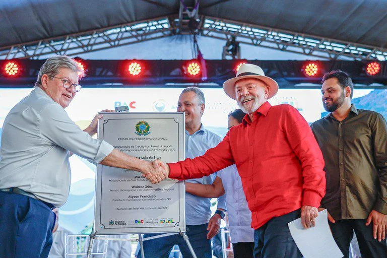 "Lula trouxe vida e dignidade ao sertão”, diz João Azevêdo na entrega do Ramal do Apodi