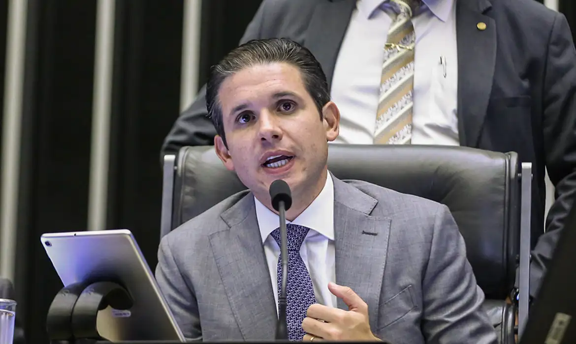 Hugo Motta defende participação de bancos no debate da isenção do Imposto de Renda