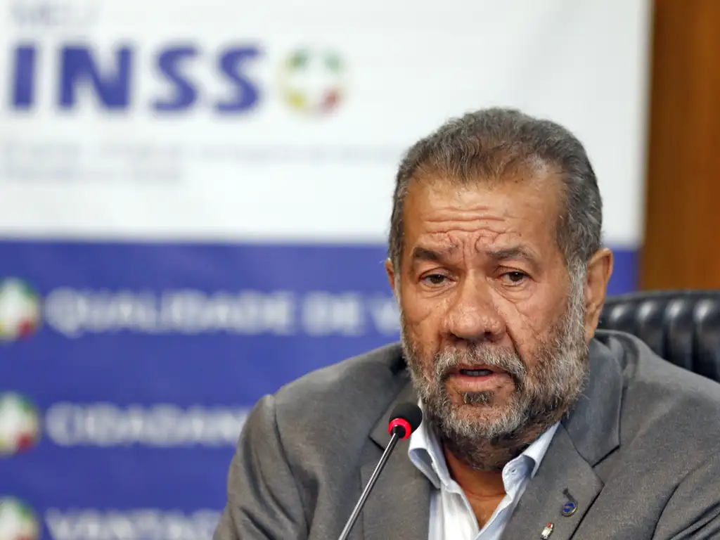 Após fraude no INSS, Carlos Lupi pede demissão do Ministério da Previdência