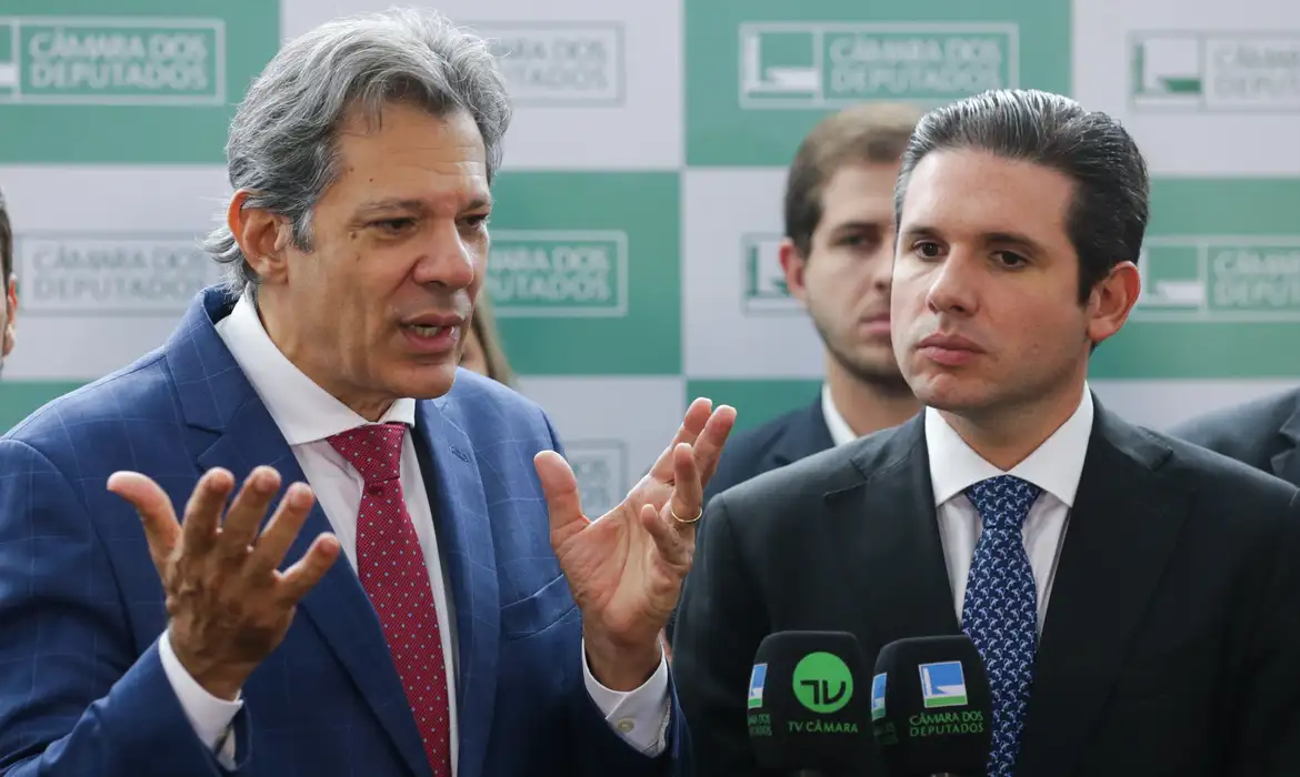 Após oposição de Hugo Motta ao IOF, Governo buscará alternativas com presidentes da Câmara, Senado e com líderes partidários.