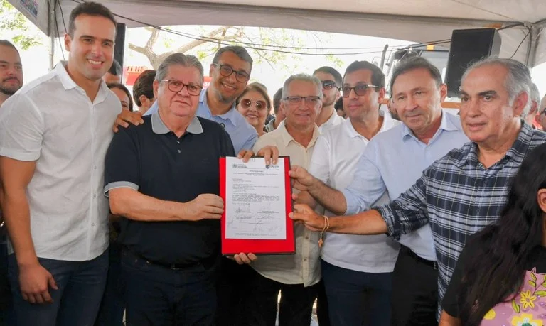 João Azevêdo inspeciona obras de infraestrutura rodoviária e autoriza investimentos em abastecimento de água em municípios do Brejo