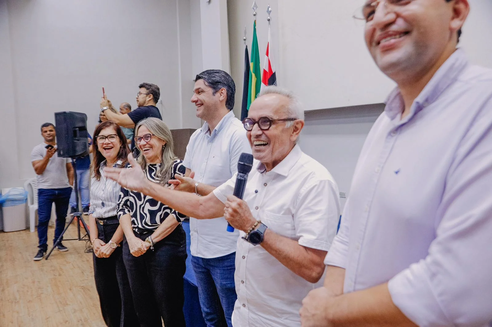 Cícero Lucena anuncia aumento de 27,5% na gratificação dos gestores das escolas municipais