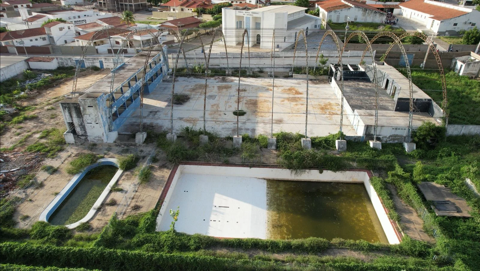 Em tempos de aumento de casos da dengue, Yayu Clube “Sede Nova” vira criadouro do Aedes aegypti