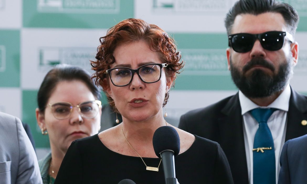 Ministro Alexandre de Moraes converte prisão de Carla Zambelli de preventiva para definitiva e pede a extradição da deputada
