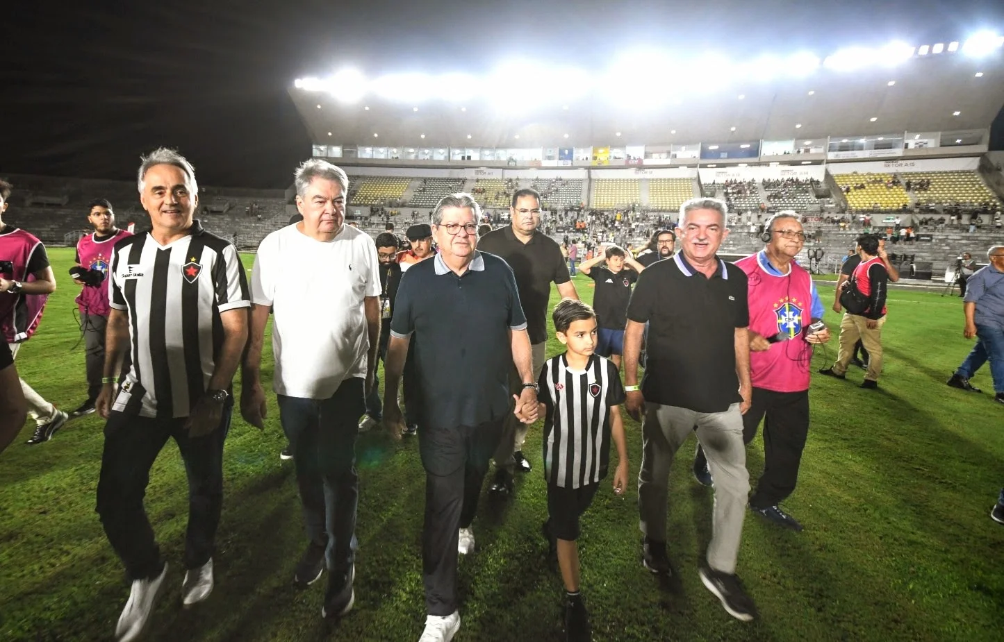 João Azevêdo entrega novo sistema de iluminação do Almeidão e destaca investimentos nos estádios da Paraíba