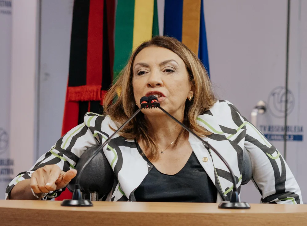 Cida Ramos enquadra Efraim Filho após aliança do senador com o bolsonarismo: "Entregue os cargos, os Correios, a Codevasf e siga o seu caminho"