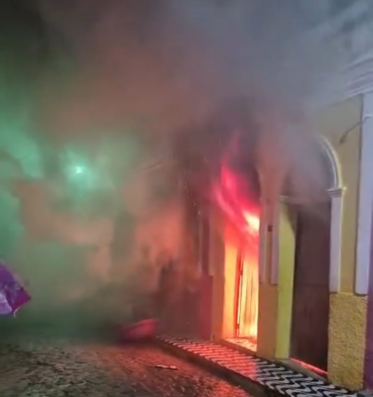 Incêndio atinge loja em casarão no centro de Areia e revela dificuldades no socorro