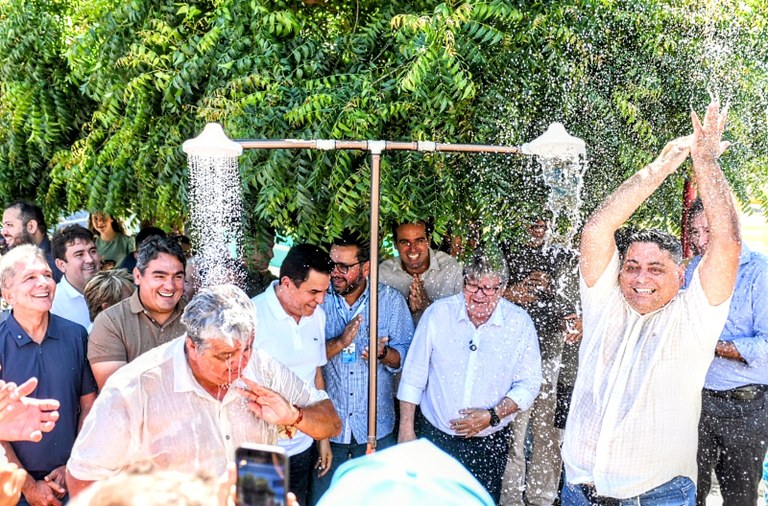 João Azevêdo entrega creche, sistema de abastecimento de água e travessias urbanas em Vieirópolis e São Francisco