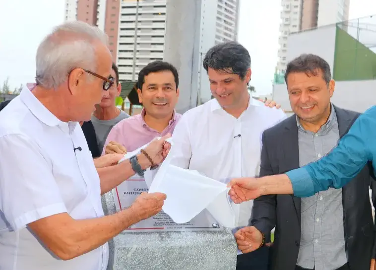 Cícero Lucena e Leo Bezerra entregam no Altiplano a 17ª praça construída pela atual gestão em João Pessoa