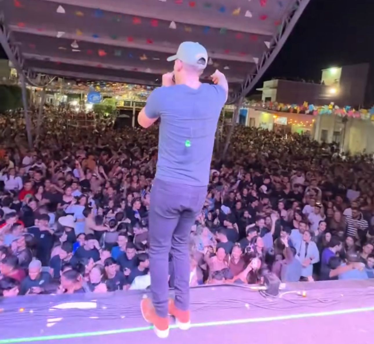 São Pedro de São José do Sabugi tem abertura em grande estilo com shows de Zé Vaqueiro, Banda Feras e Praça lotada