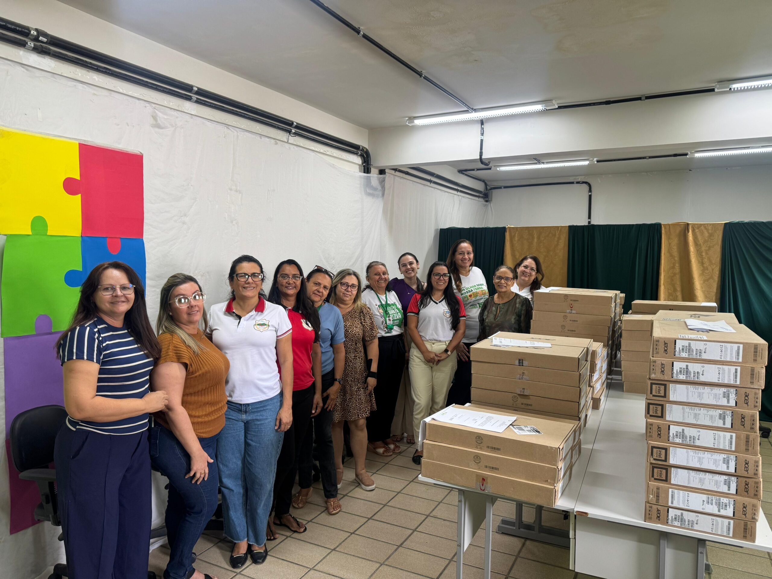 Prefeitura de Santa Luzia entrega 120 notebooks com tecnologia de ponta para uso dos professores e reforça investimentos na educação municipal