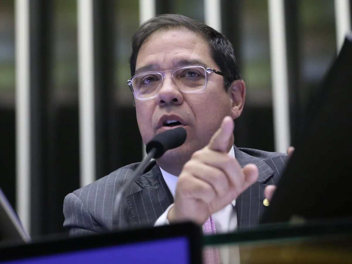 “Se Hugo Motta se ausentar do país, eu vou pautar anistia”, afirma vice-presidente da Câmara em reação à prisão de Bolsonaro