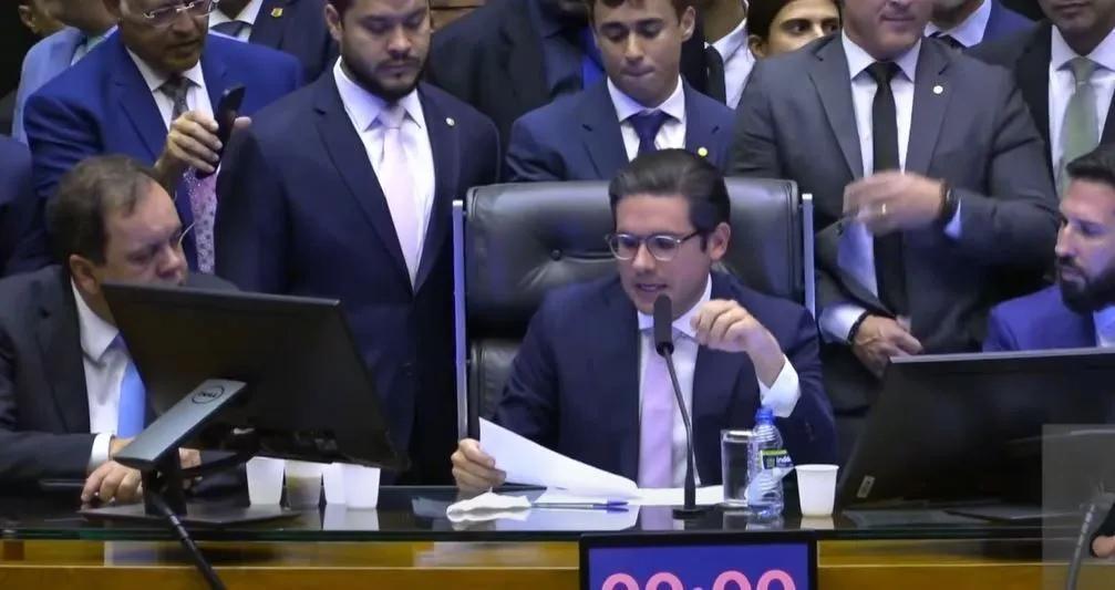 Com protesto da oposição, Hugo Motta encerra sessão na Câmara e afirma: "Não serei omisso"