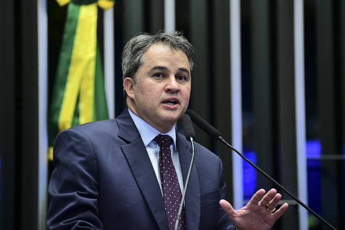 Efraim Filho assina pedido de impeachment contra Alexandre de Moraes após prisão domiciliar de Bolsonaro