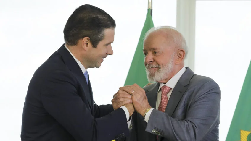 A reaproximação entre Hugo Motta e Lula e o jogo político em torno da isenção do Imposto de Renda