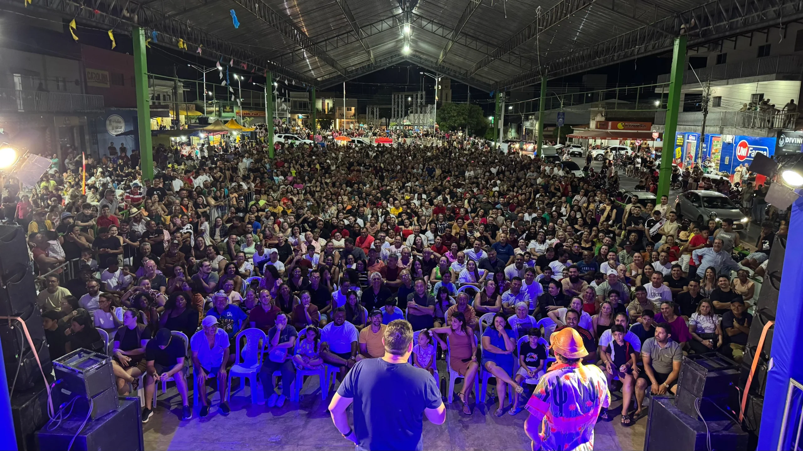 Multidão celebra Dia dos Pais com show gratuito de humor de Renan da Resenha, José Fabiano e Mução em Santa Luzia
