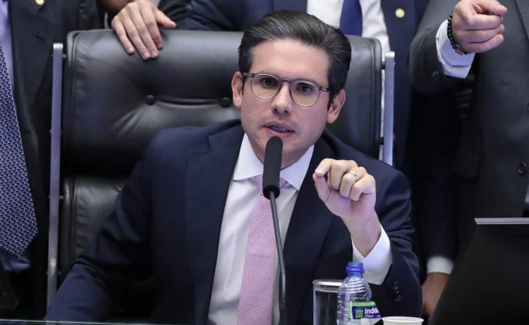 Hugo Motta diz que há limites para protestos e que o respeito à Mesa é inegociável
