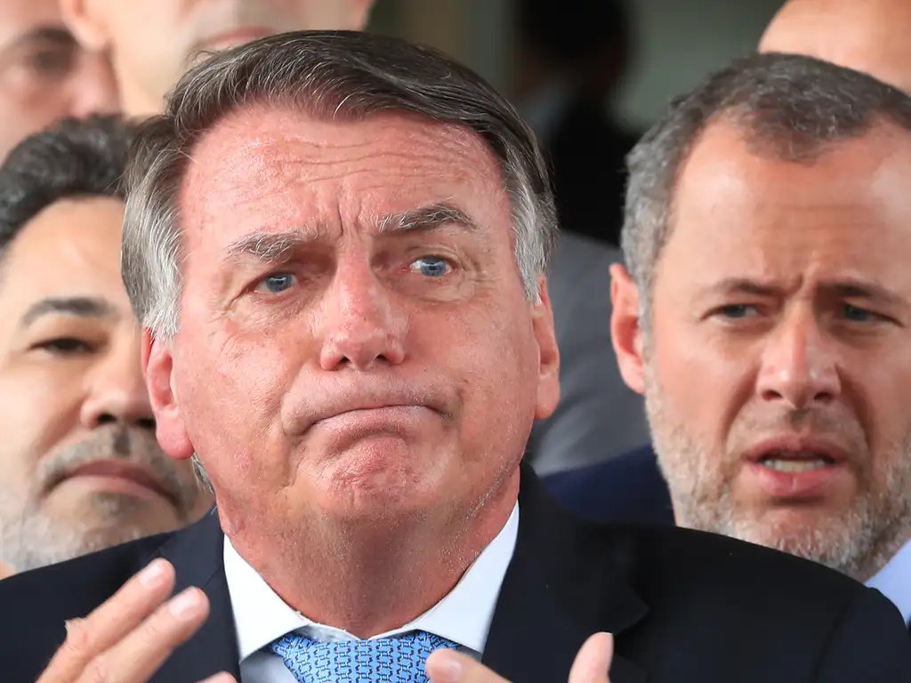 Bolsonaro nega pedido de asilo e tentativa de fuga e solicita ao STF a revogação da prisão domiciliar