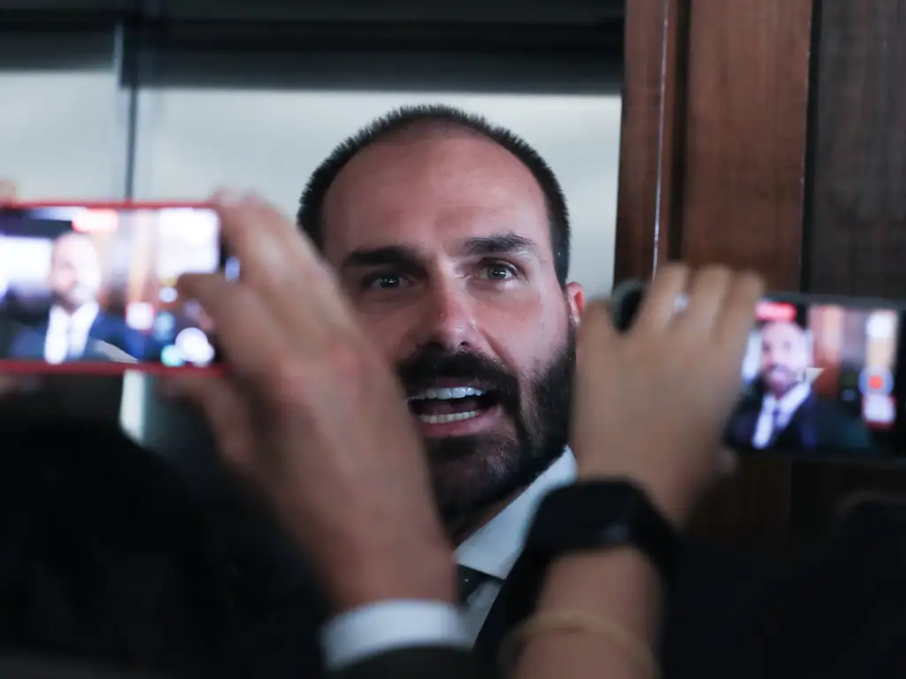 “VTNC, seu ingrato do c*ralho”, dispara Eduardo Bolsonaro contra o pai após críticas em entrevista