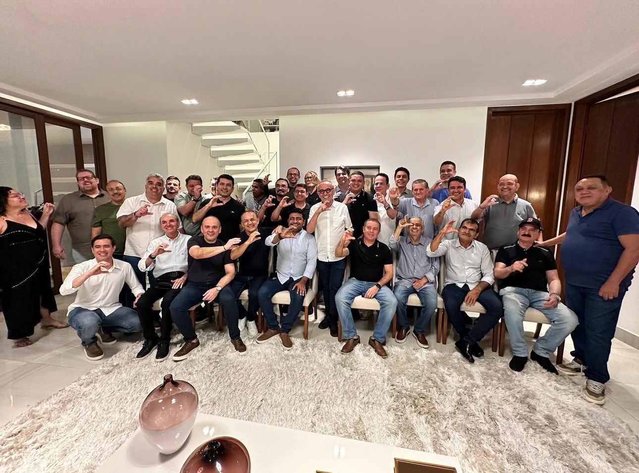 Após reunir 25 vereadores, Cícero Lucena agradece apoio e confirma candidatura ao Governo da Paraíba: “à disposição da vontade do povo”