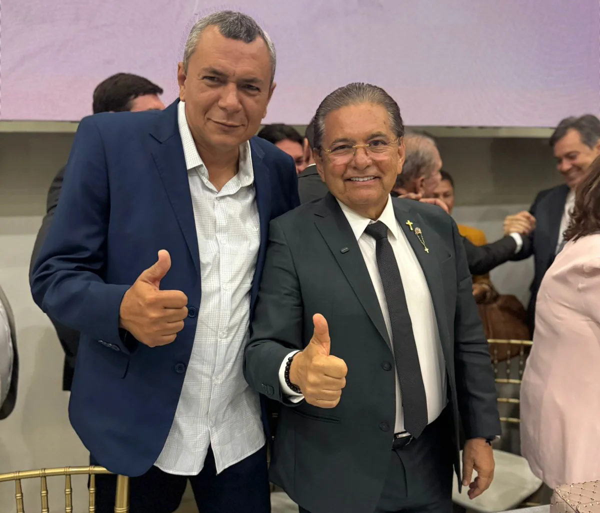 Presidente da FECAM-PB, Félix Júnior, entrega convite a Adriano Galdino para ato que exigirá justiça nos casos de violência contra Peron Filho e Guga Moov Jampa