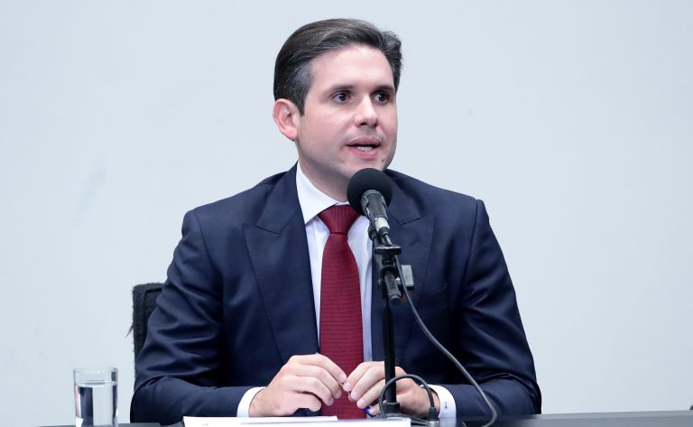 Hugo Motta confirma adiamento de decisão sobre urgência da anistia; definição fica para reunião de líderes nesta quarta (17)
