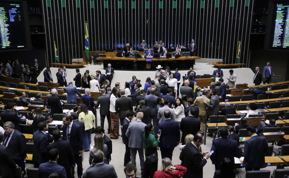 Câmara aprova PEC da Blindagem que amplia foro e protege políticos; Centrão tenta barrar investigações no STF