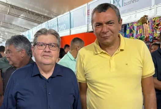 Professor Félix Júnior ao lado do governador João Azevedo