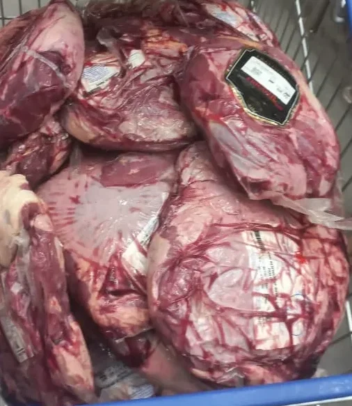 Aproximadamente 90 quilos de carne bovina com data de validade expirada