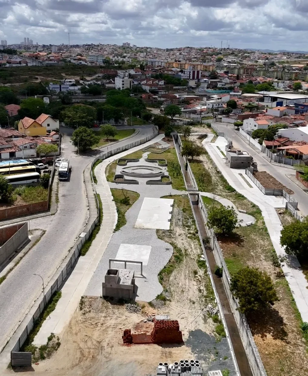Secretaria de Obras (Secob), segue dando andamento à construção do Parque Linear do Severino Cabral, que já registra 73% de execução