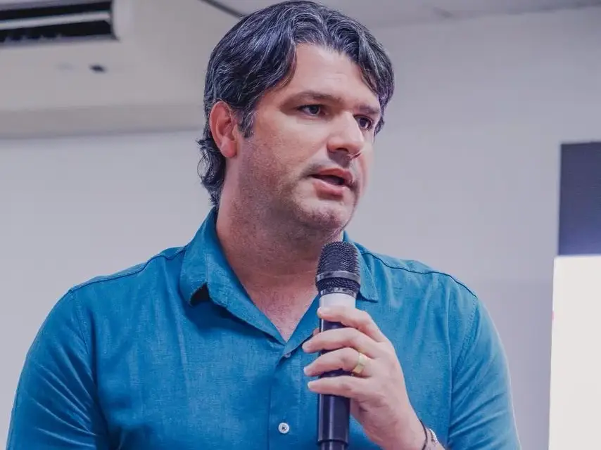 Leo Bezerra critica postura de Tibério Limeira e cobra unidade dentro do PSB: “Prometo que será a última semana que darei palanque a ele”