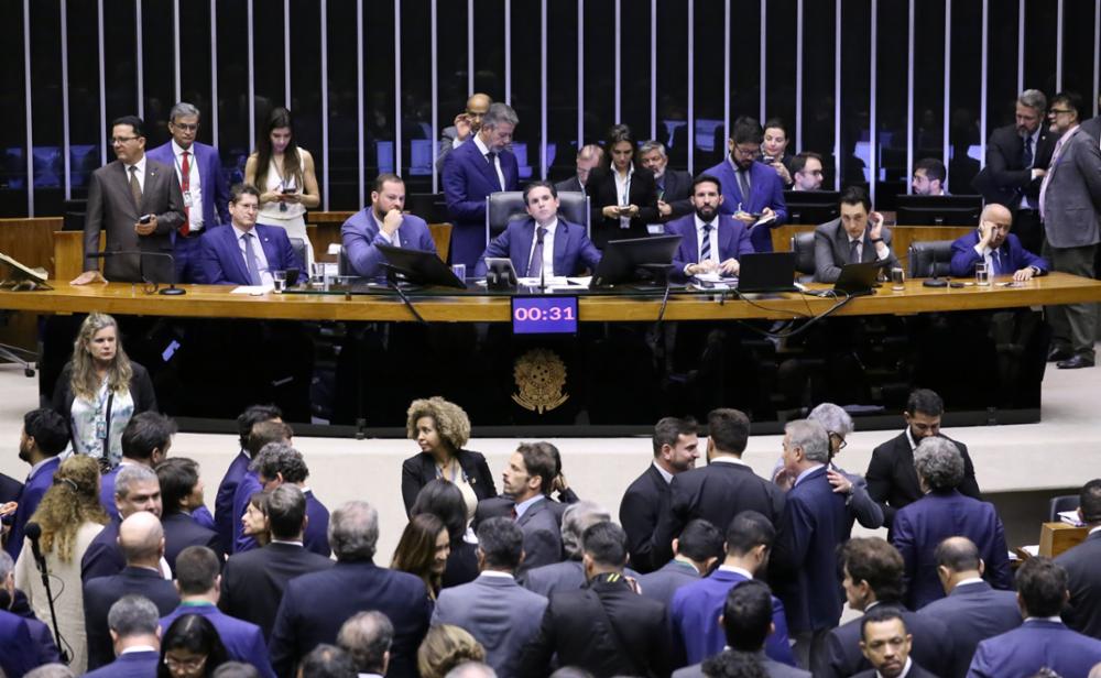 Câmara aprova isenção de IR para salários de até R$ 5 mil e cria cobrança extra para super-ricos