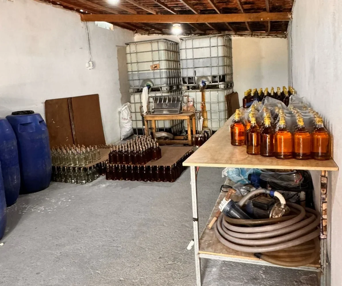 Produção ilegal de bebidas alcóolicas - Foto: Reprodução